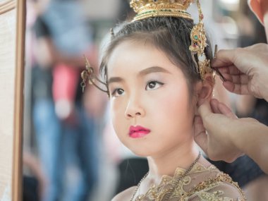 Anne giyinmiş kadar onu Tay geleneksel dres kızına yardım