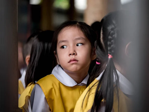 Pequeña Chica Asiática Siente Triste Cuando Escuela — Foto de Stock