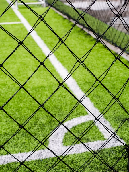 Campo de fútbol, lado de la esquina, hecho de césped sintético, detrás de th —  Fotos de Stock