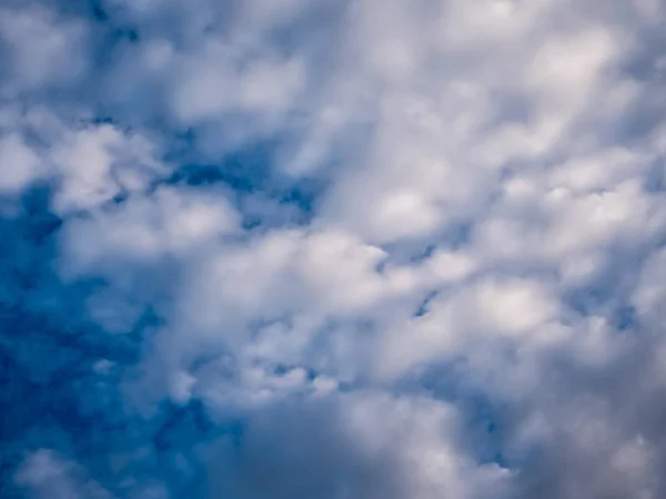 Cielo azul oscuro con nube . — Foto de Stock