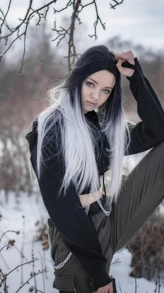 Kışın Bir Kız — Stok fotoğraf