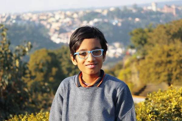 Roztomilý Indický Chlapec Usmívá — Stock fotografie