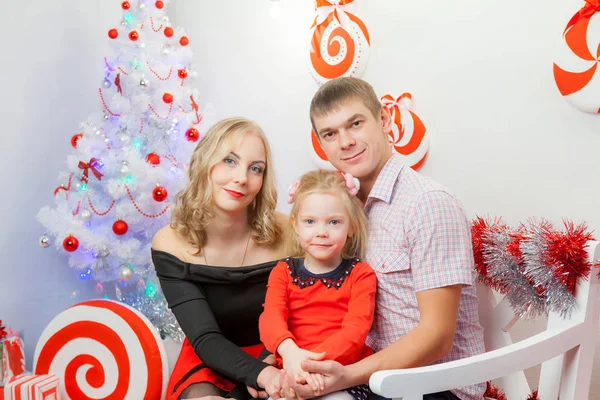 Familia feliz en la sala de Navidad — Foto de Stock