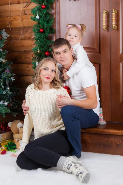 Lycklig familj i jul rum — Stockfoto