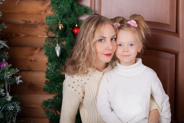 Madre con su hija en el árbol de Navidad — Foto de Stock