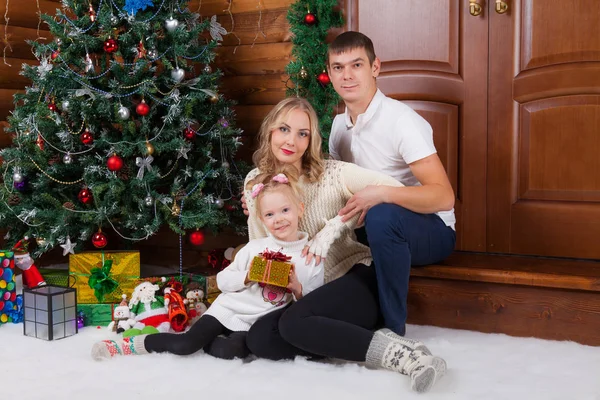 Lycklig familj i jul rum — Stockfoto