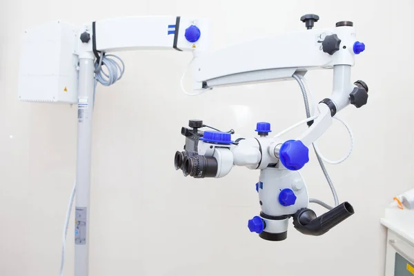 歯内療法専門歯科の双眼顕微鏡 — ストック写真