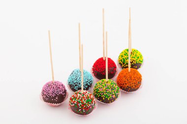 sopa, beyaz arka plan üzerinde renkli kek