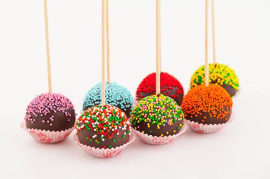 sopa, beyaz arka plan üzerinde renkli kek