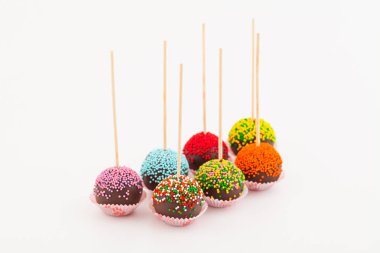 sopa, beyaz arka plan üzerinde renkli kek