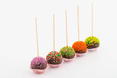 sopa, beyaz arka plan üzerinde renkli kek