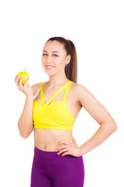 genç ve neşeli bir kadın üzerinde beyaz izole bir yeşil elma yeme