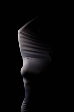 bir kumaş siyah bir zemin üzerine seksi kız