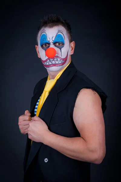 Böser Clown. das Bild für Halloween. Studiofoto auf schwarzem Hintergrund — Stockfoto