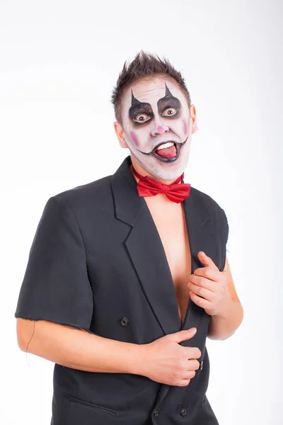 Payaso malvado, muestra la lengua. La imagen para Halloween. Foto del estudio sobre fondo blanco —  Fotos de Stock