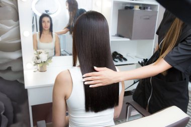 Keratin tedavisinden sonra doymuş parlak saçlar. Toparlanma yapısı kavramı.
