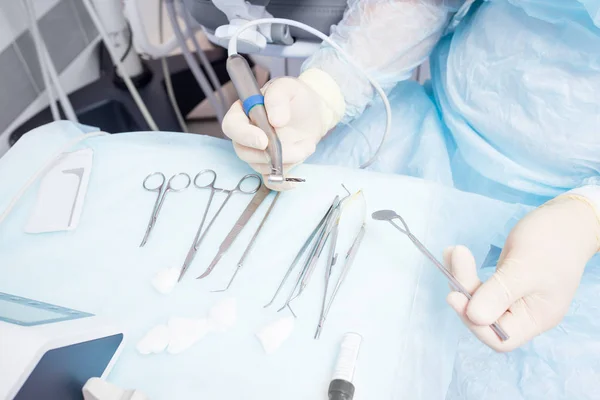 Durante a operação, o dentista detém ferramentas de implantação — Fotografia de Stock