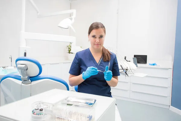 Kadın dişçi tedavi odasında oturuyor. — Stok fotoğraf