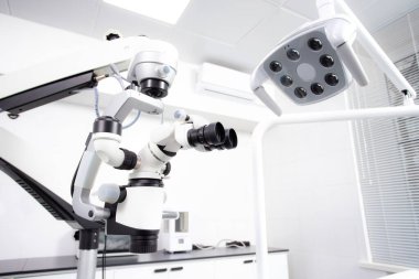 Profesyonel bir diş endodontik dürbün mikroskobu görüntüsü