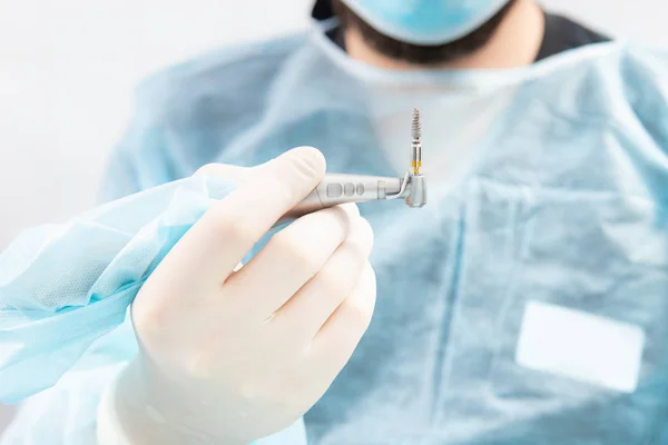 Uma ferramenta de implantação moderna é fixada em uma broca dentária. Fechar, foto macro . — Fotografia de Stock