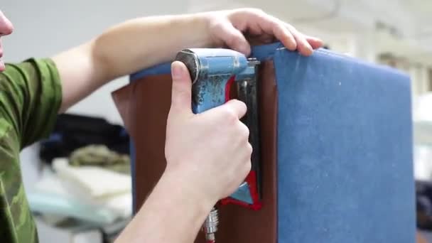 Producción Muebles Tapizados Tapicería Muebles Utilizando Una Grapadora Neumática Hombre — Vídeos de Stock