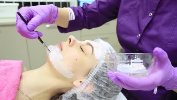 面部剥皮面膜 温泉美容治疗 在温泉沙龙接受美容师的面部护理的妇女 — 图库视频影像