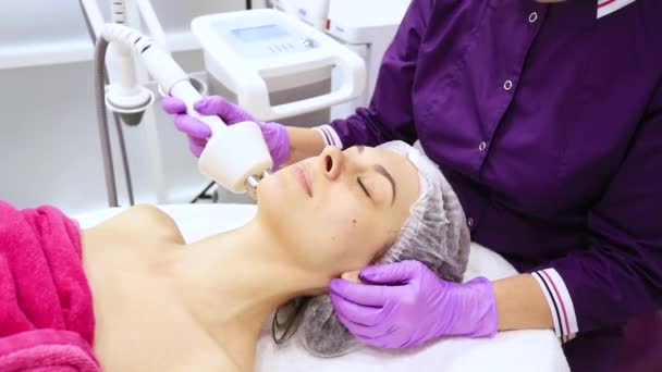Jeune Femme Recevant Massage Facial Électrique Équipement Électroporation Beauté Salon — Video