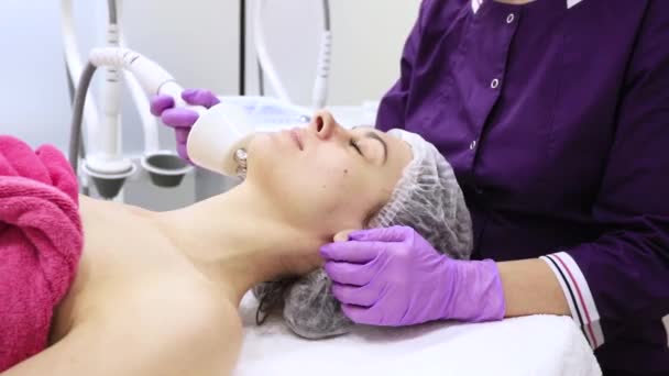 Jeune Femme Recevant Massage Facial Électrique Équipement Électroporation Beauté Salon — Video