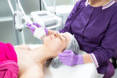 Rf kaldırılan bir kadının portresi. Güzellik salonundaki kaldırma işlemi. Kozmetoloji, cilt bakımı