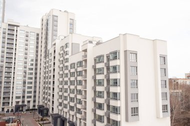 Boş, çok katlı, modern bir bina. İnsansız bahçe