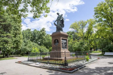 Ulyanovsk, Rusya - 29 Haziran 2019: ünlü Rus tarihçi ve yazar Nikolai Karamzin anıtı. 1845 yılında yazar Galberg tarafından Simbirsk 'te (şimdiki Ulyanovsk) kuruldu..