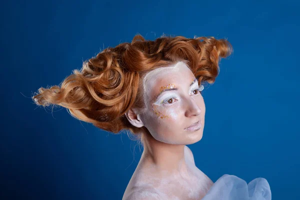 Retrato Uma Jovem Ruiva Com Cachos Grandes Maquiagem Criativa Brilhante — Fotografia de Stock