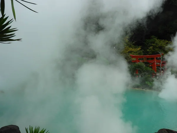 Red Torii Gate em Umi Jigoku em Beppu, Japão — Fotografia de Stock