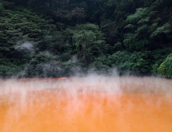Chinoike Jigoku, uma piscina vulcânica quente vermelha em Beppu, Japão — Fotografia de Stock