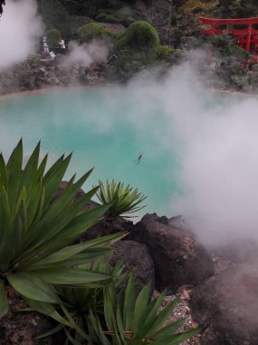 Umi Jigoku ve Beppu, Japonya 'da bir kırmızı torii.