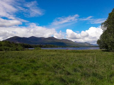 Lough Leane 'e bakan iki kadın, Killarney Ulusal Parkı