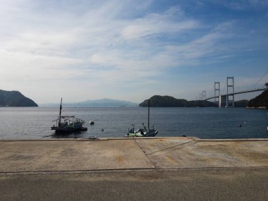 Oshima Adası ve Kushima Köprüsü 'ndeki tekneler Imabari, Shimanami Kaido, Japonya' ya çıkıyor.