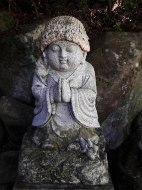 Miyajima adasındaki örgü şapkalı küçük Buda heykeli.