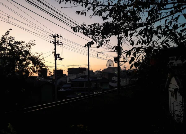 Silhouet Van Een Reuzenrad Elektriciteitsleidingen Treinrails Matsuyama Bij Zonsondergang — Stockfoto