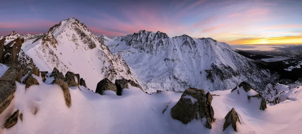 Montagne invernali al tramonto — Foto Stock