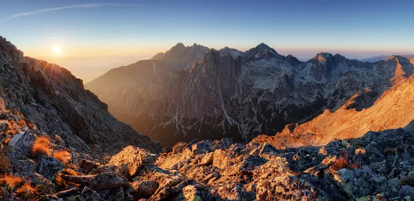 Catena montuosa con sole in Slovacchia, vetta Slavkovsky — Foto Stock