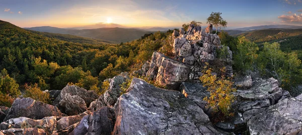 Coucher de soleil dans la forêt avec colline rocheuse — Photo