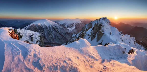Zima góry krajobraz zachód słońca w szczyt Rozsutec — Zdjęcie stockowe
