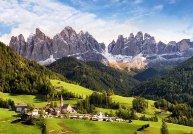 Val di Funes, Trentino Alto Adige, İtalya. Büyük sonbahar col