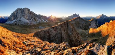 Sonbahar gündoğumunda dağ manzarası, Dolomitler, İtalya, Mt. Pelmo
