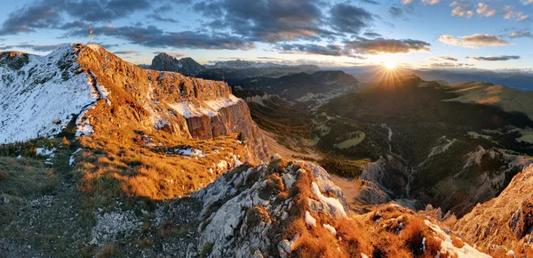 Φθινόπωρο στο βουνό Witner στο ηλιοβασίλεμα, Val Gardena από κορυφή ζωντανεύει μια, — Φωτογραφία Αρχείου