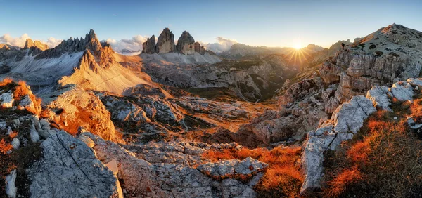 Berglandschap van de Dolomieten in Italië bij zonsondergang - tre cime di lav — Stockfoto