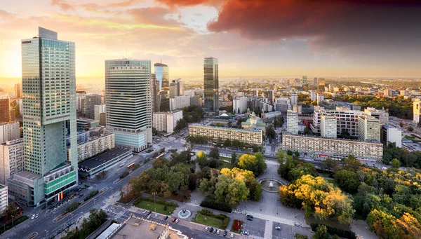 Warszawa stad med modern skyskrapa vid solnedgången, Polen — Stockfoto