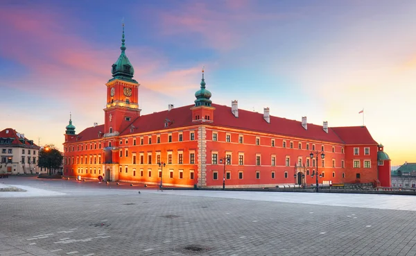Königsschloss und Sigismundsäule in Warschau an einem Sommertag, pol — Stockfoto