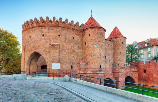 Barbican Fort in het historische centrum van Warschau. Polen. — Stockfoto